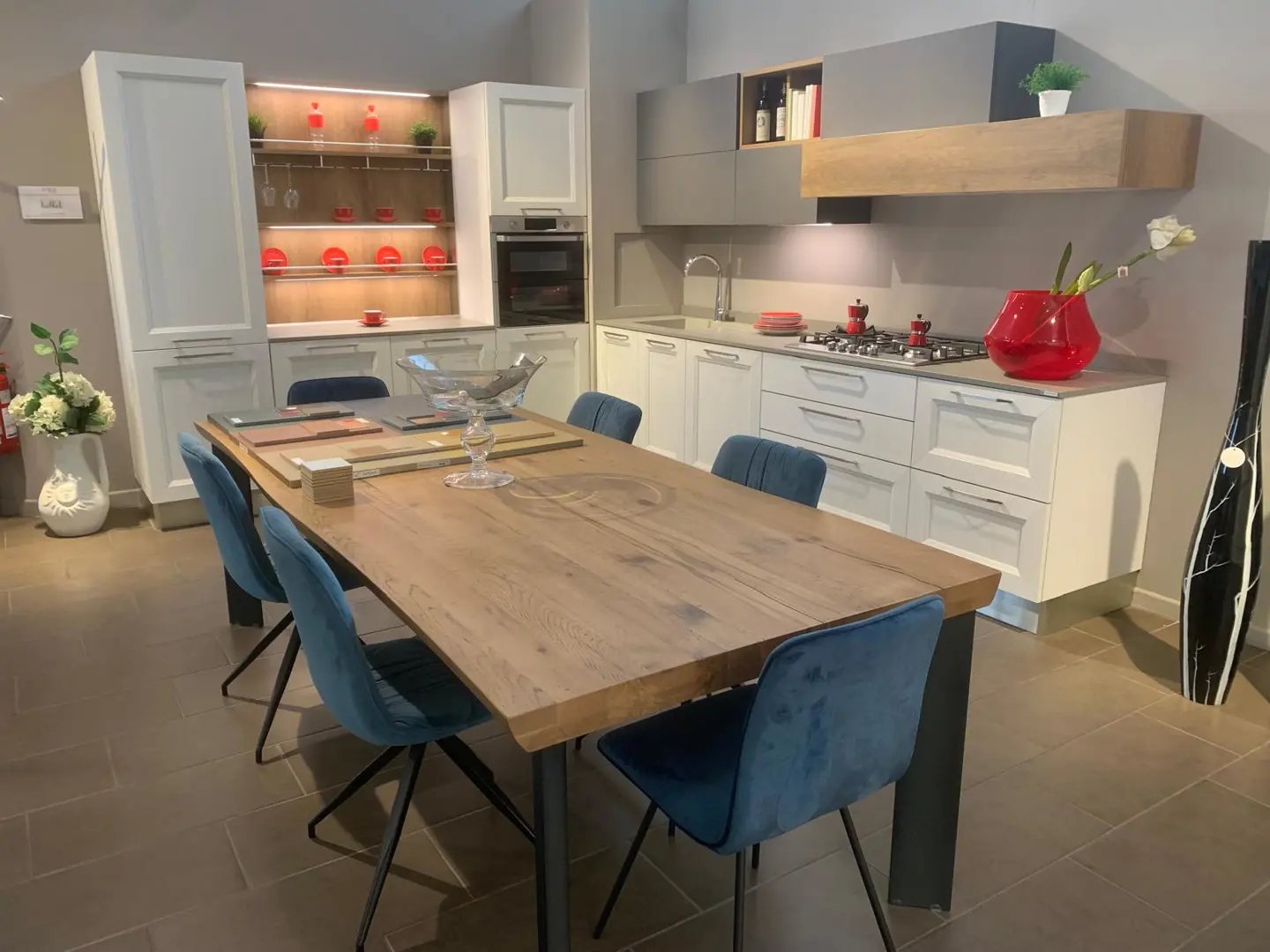Cucina Tablet Veneta Cucine con anta Link sequoia bianco e pensili laccato opaco grigio scuro, in esposizione ad Arredamenti Soldi a Follonica